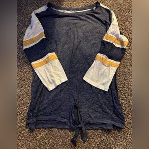 This is a 3 quarter sleeved shirt. Size: Medium.